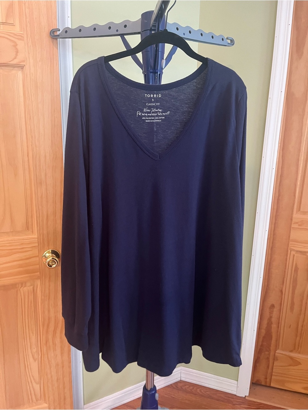 Torrid Navy Blue Classic Fit V-Neck Long Sleeve Shirt (size 5)